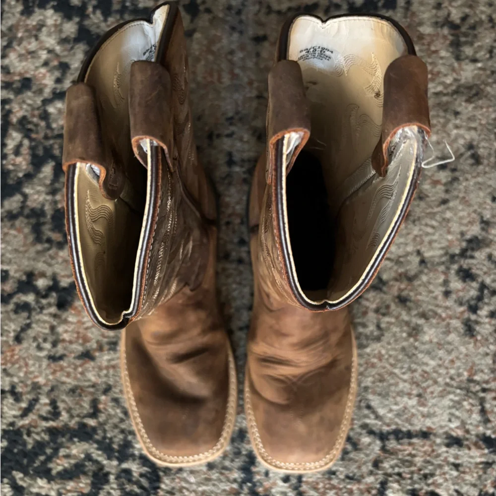 CODY JAMES BOYS' NASH DISTRESSED WESTERN BOOTS - BROAD SQUARE TOE